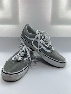 Classic Men's Low-Top Skate Sneakers in Light Gray and White